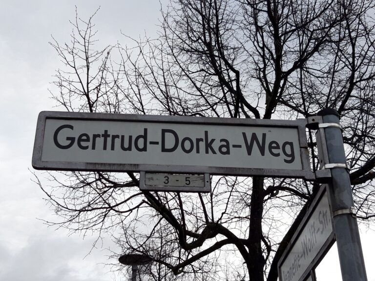 Straßenschild Gertrud-Dorka-Weg